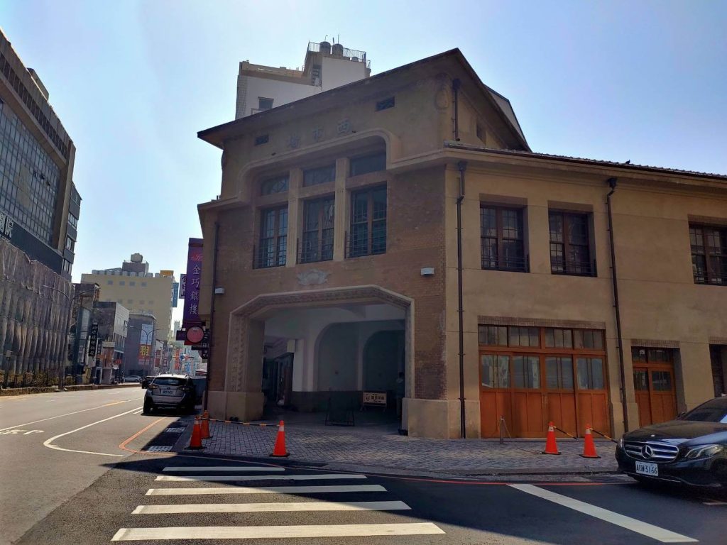 西市場 (大菜市) 入口，位於西門路與正興街交叉口，為全台南最大的布市